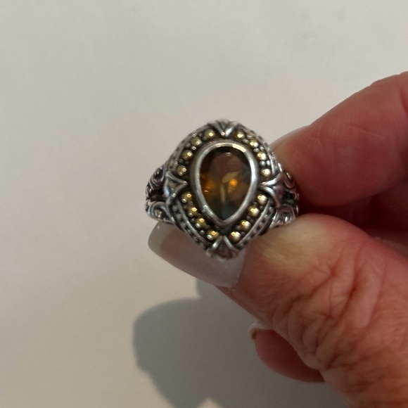 Elegant Silver and Gold-Toned Gem Ring - Picture 2 of 5